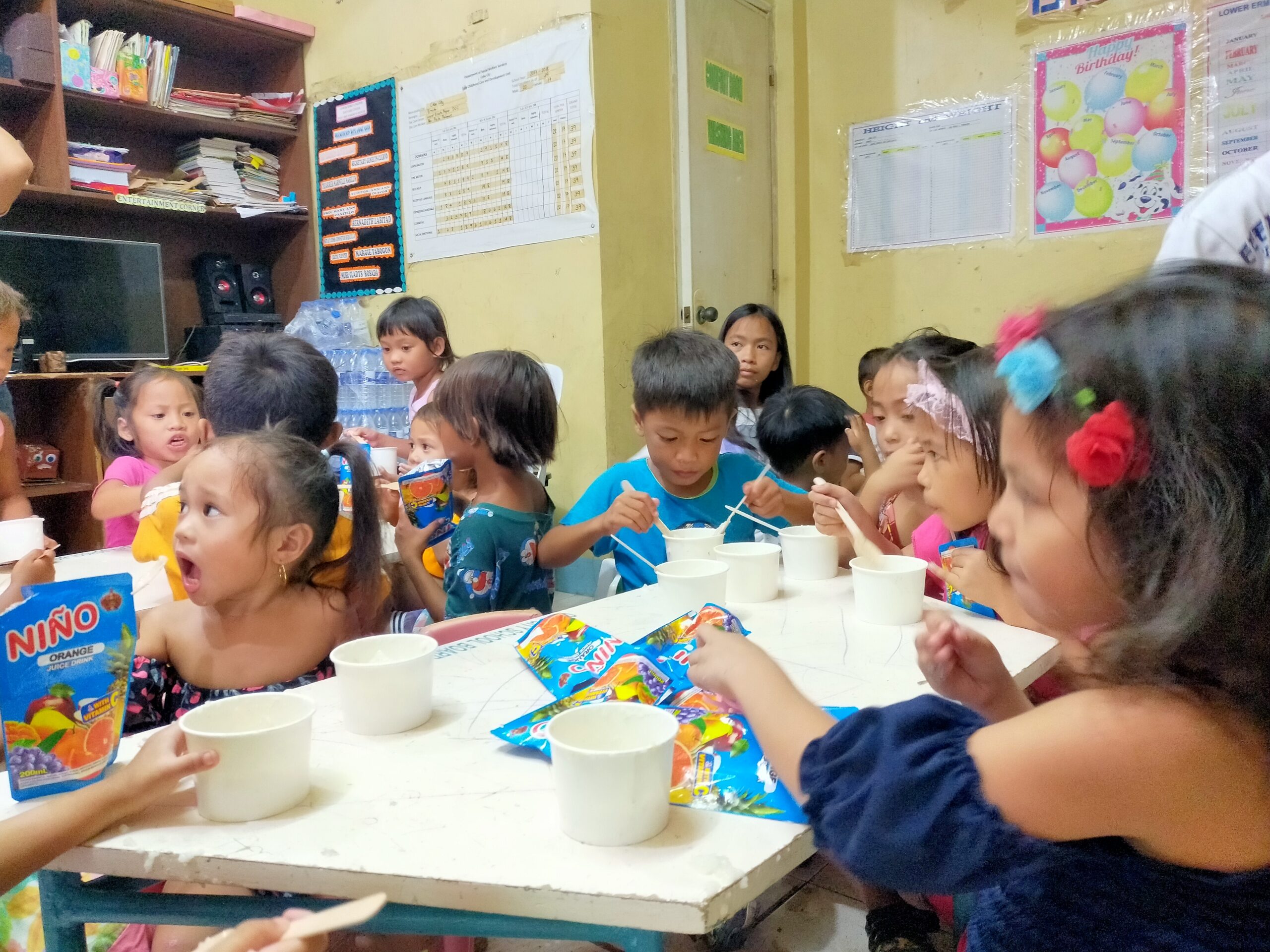セブ島のスラム街でボランティア♪子ども100人にお弁当を配っています ≪Y・N≫